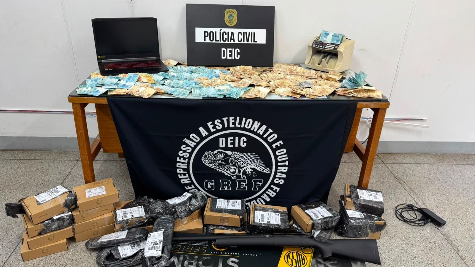 Jovem é preso em flagrante ao receber compras feitas com cartões clonados