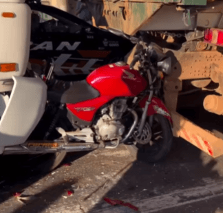 Motociclista escapa da morte após ter moto esmagada por dois caminhões