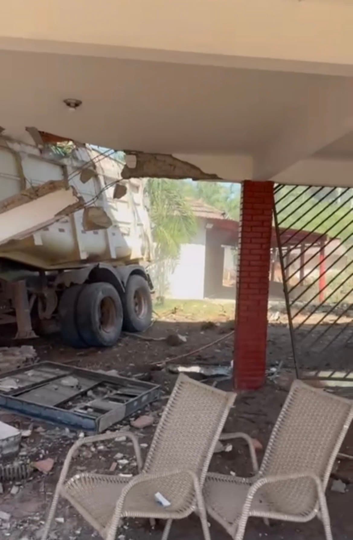 Caminhão invade salão de igreja e deixa dois mortos em Crixás