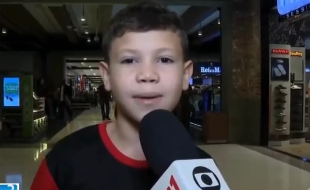 Criança interrompe matéria de TV para homenagear o pai que morreu e emociona