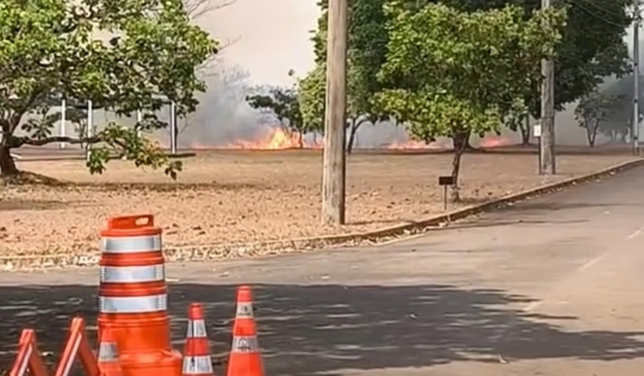 Fogo atinge parque e mobiliza Bombeiros próximo a depósito do Césio-137 em Abadia de Goiás