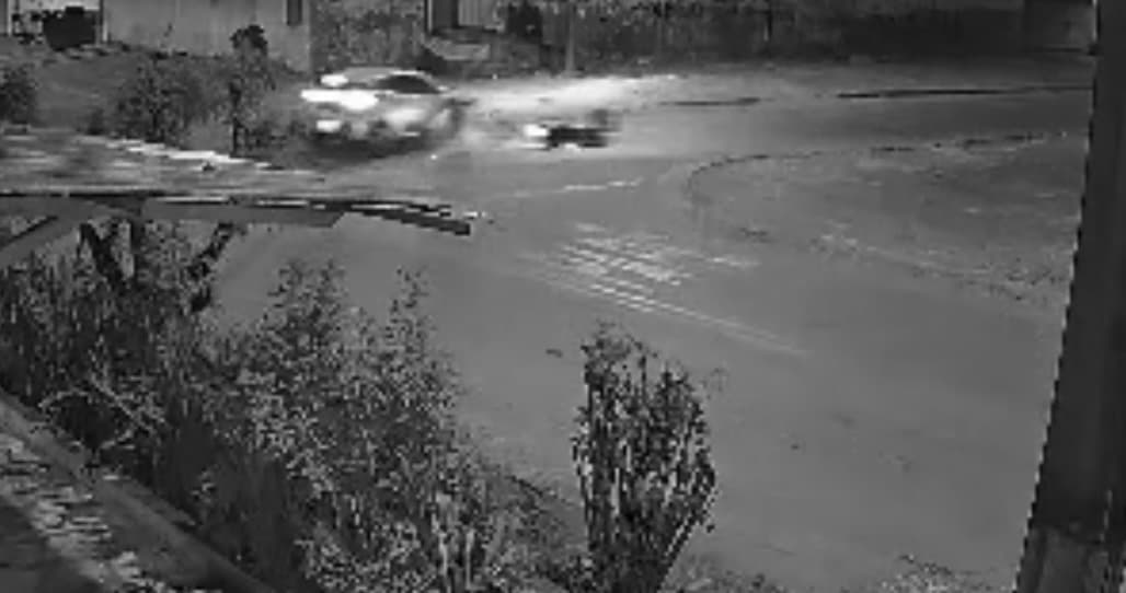 Motociclista vai parar debaixo de carro após furar sinal de “Pare” e fica gravemente ferido