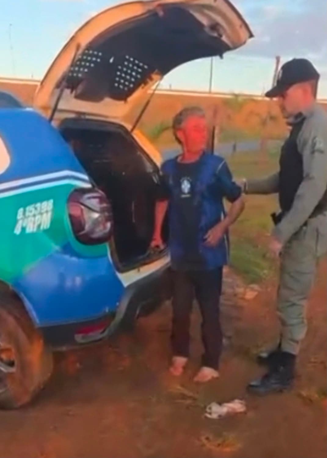 Idoso bêbado invade rotatória, bate em poste e tenta fugir da PM: "Bebi não vou mentir"