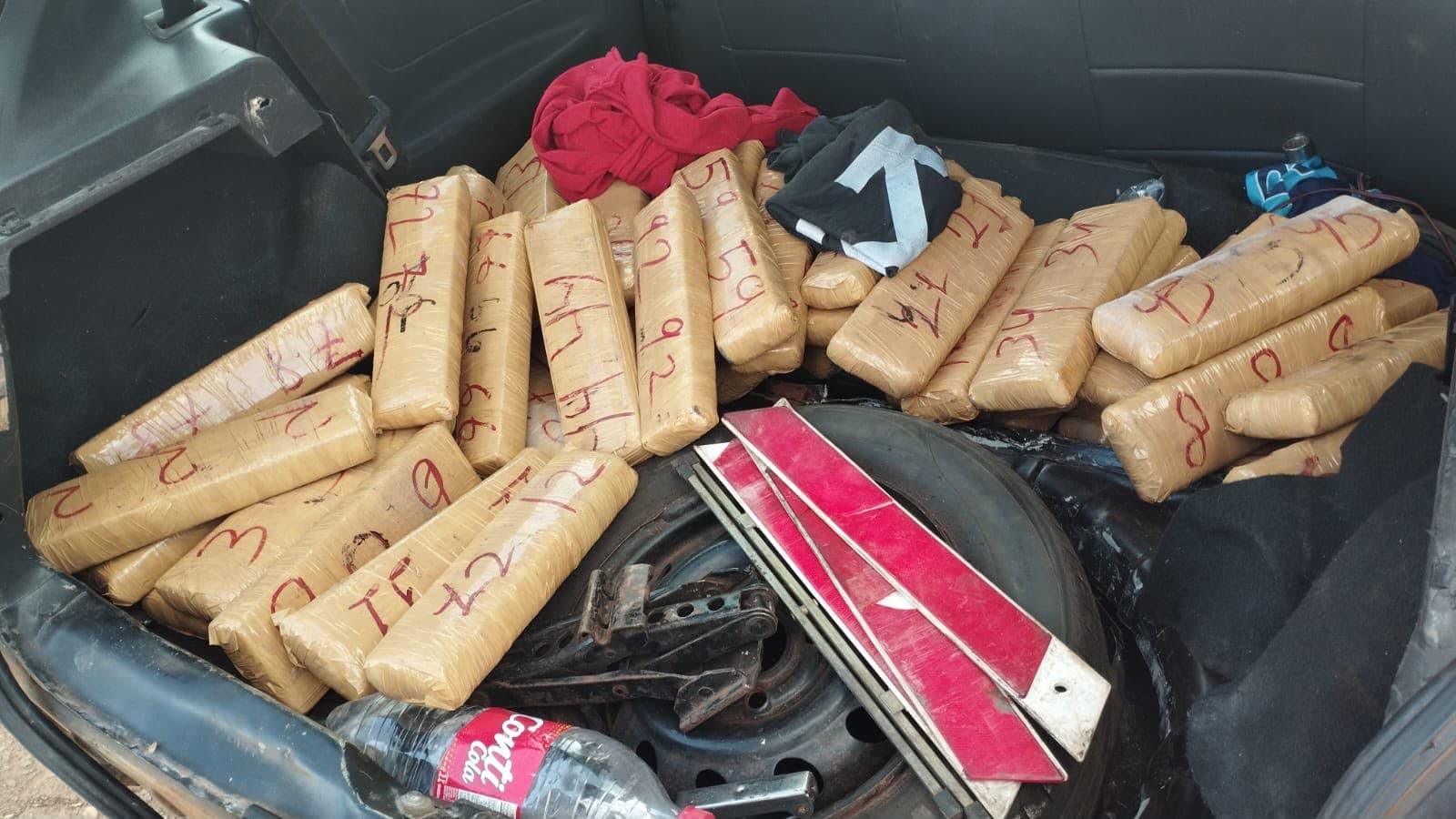 PRF encontra 52 kg de maconha em fundo falso de estepe e prende casal