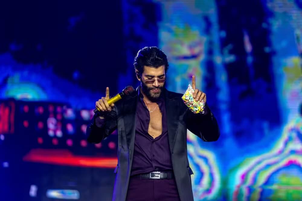 Gusttavo Lima é condenado a pagar R$ 148 mil a homem que teve telefone exposto em música