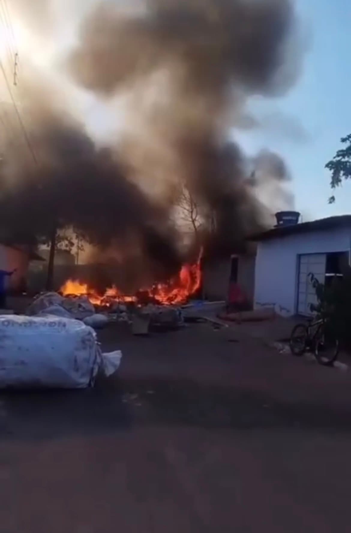 Fogo atinge depósito de recicláveis e fumaça preta assusta moradores do Bairro São Carlos
