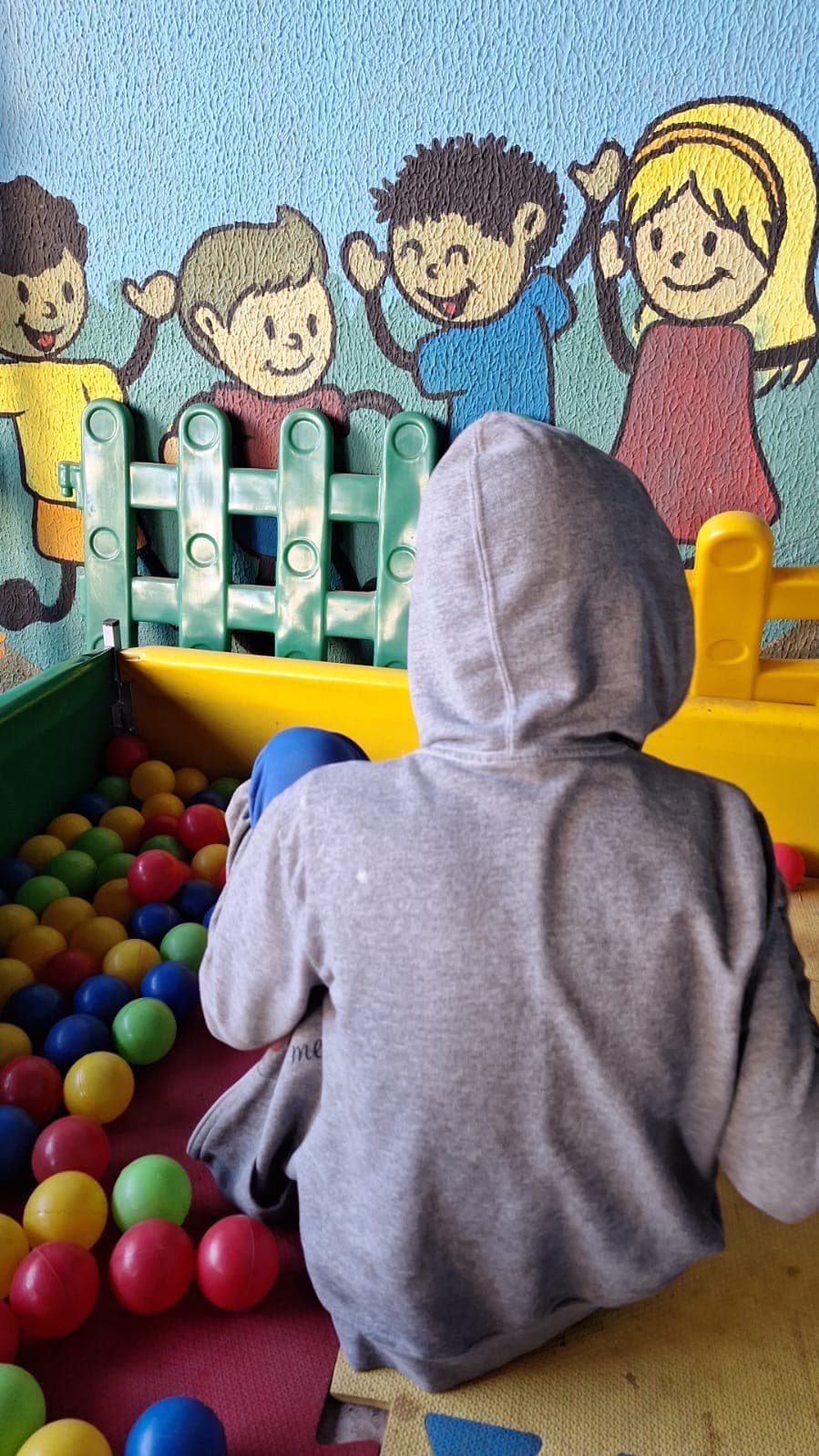 Pai é preso suspeito de ameaçar ‘arrancar cabeça’ da filha e espancá-la com cabo de rodo