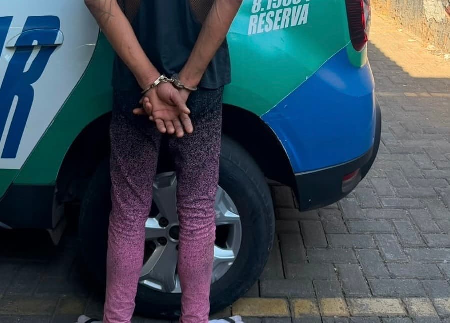 Homem invade casas e é preso com calça feminina furtada