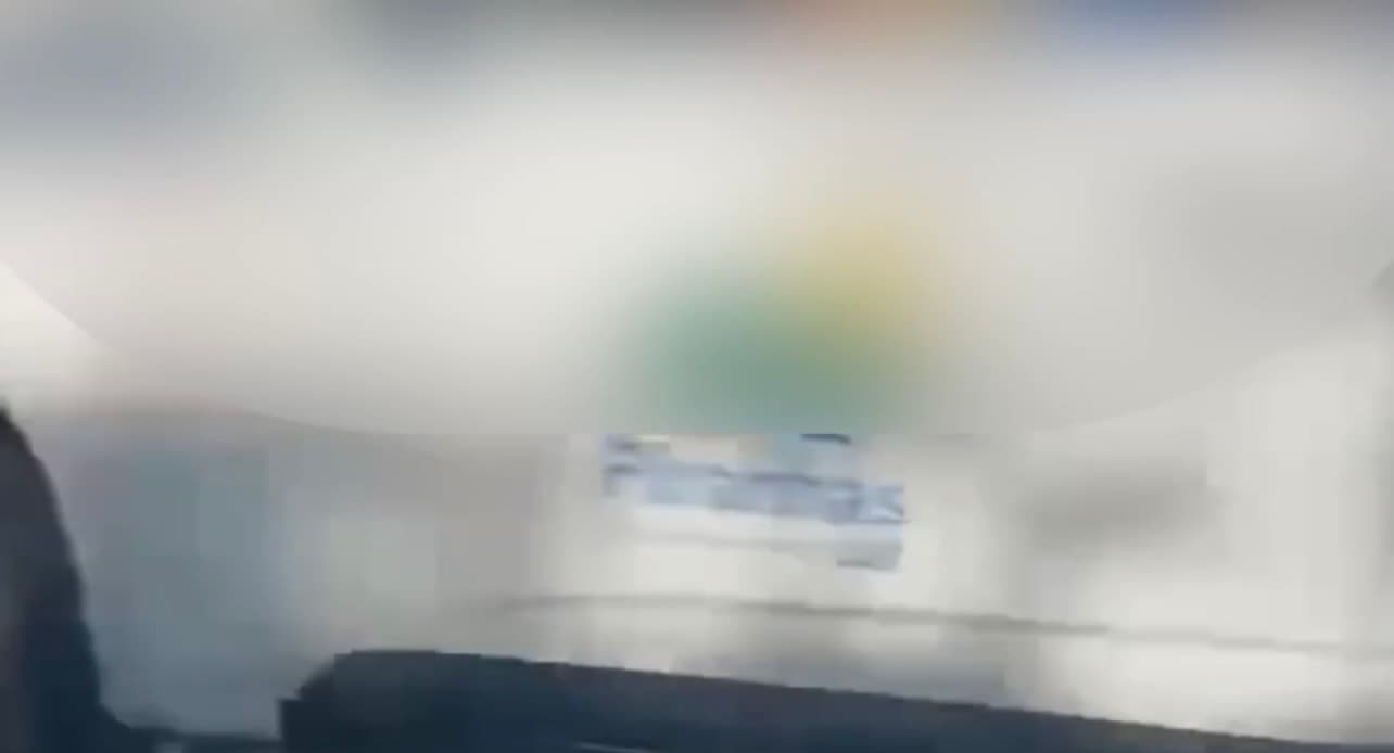 Caminhonete da Prefeitura de Piranhas é flagrada transportando homem montado em moto