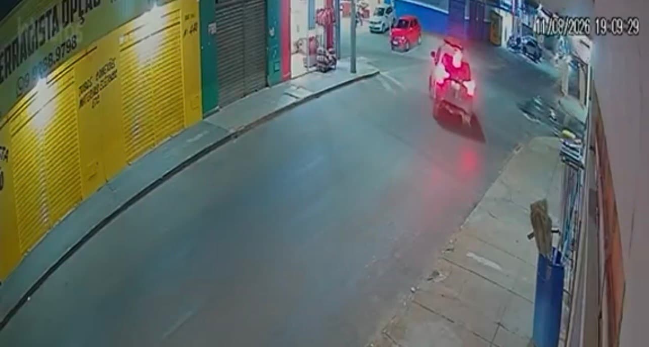 Perseguição policial termina com viatura batendo em ônibus e traficante preso