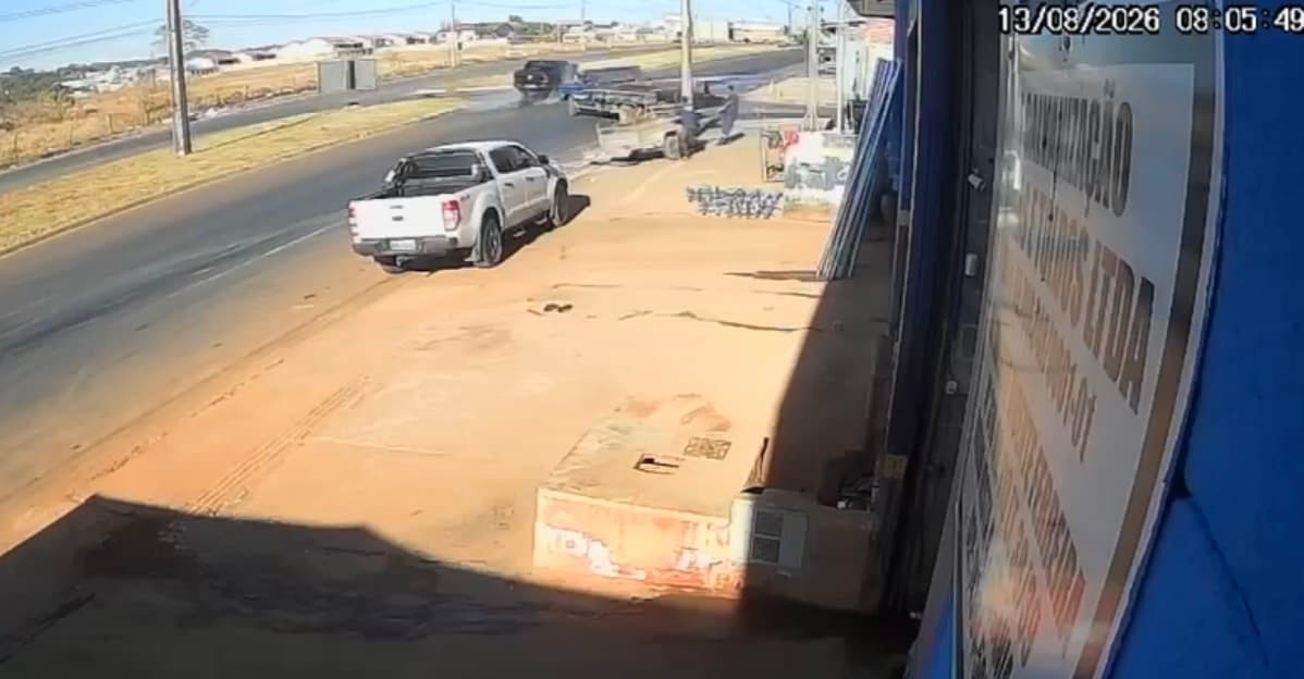 Câmera flagra batida entre caminhonete e carro no Buena Vista 4