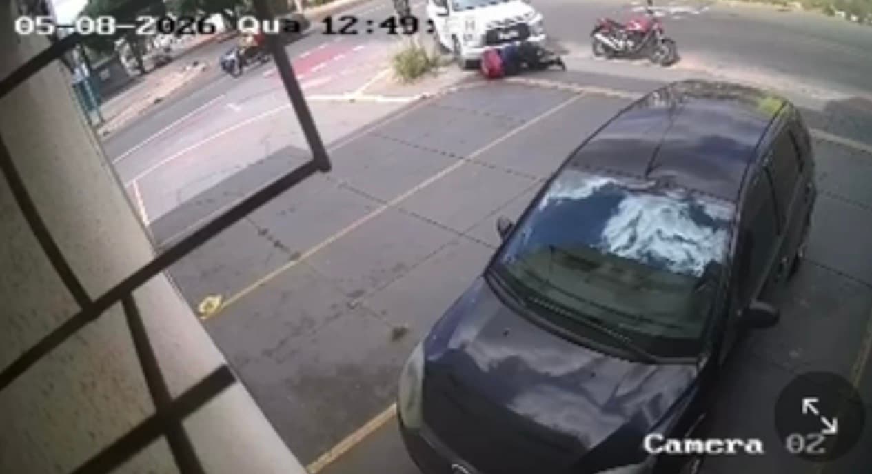 Carro passa por cima de cabeça de motoboy e ele sobrevive; motorista se escondeu em salão