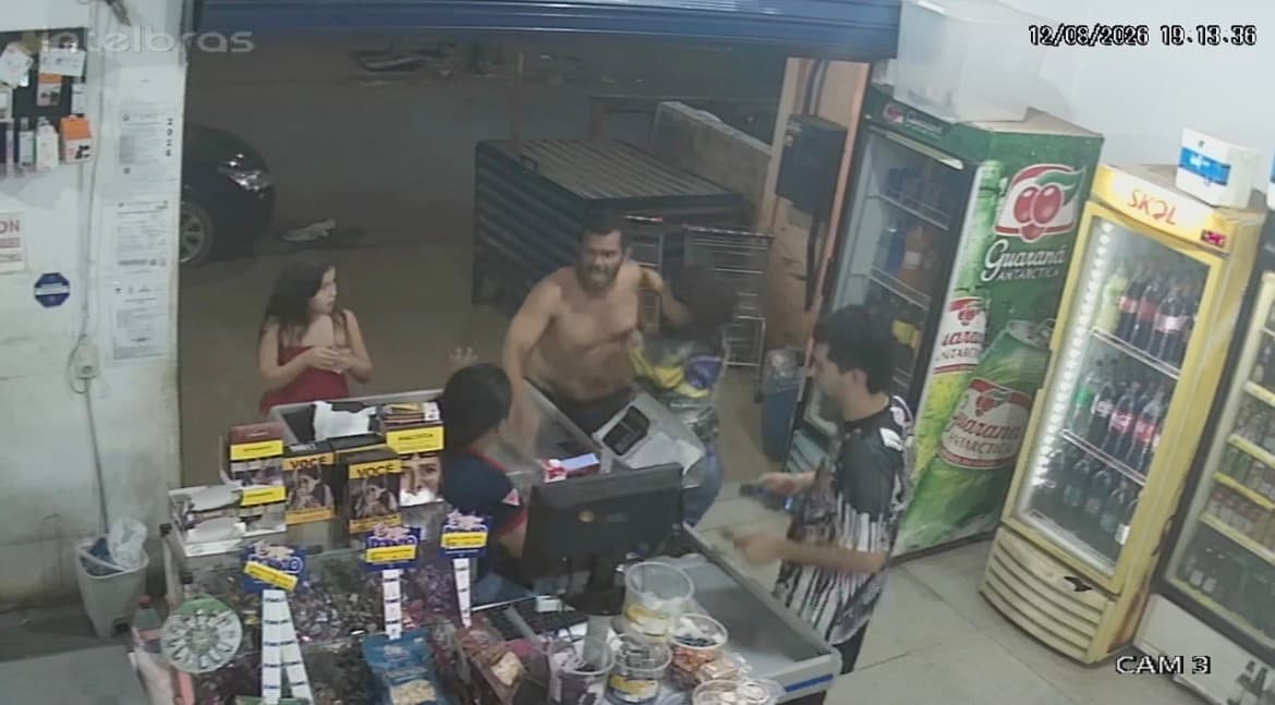 Agressor invade supermercado, ataca atendente de caixa e tenta jogar cadeira em trabalhadora