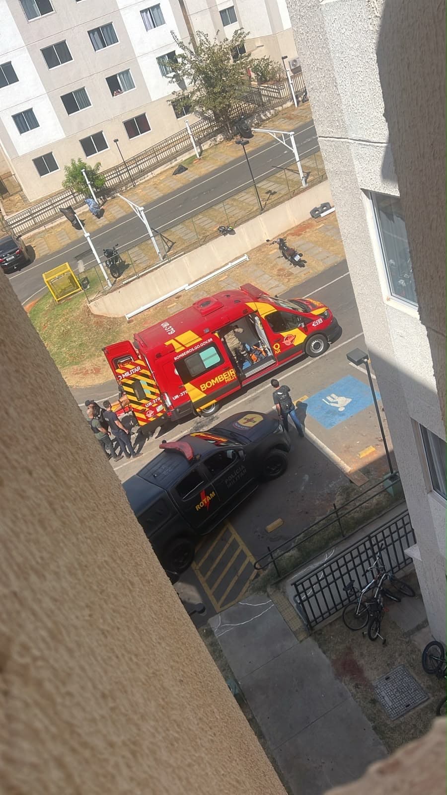 Tiroteio em condomínio ocorreu após briga por dívida; vítima se jogou do apartamento para não morrer