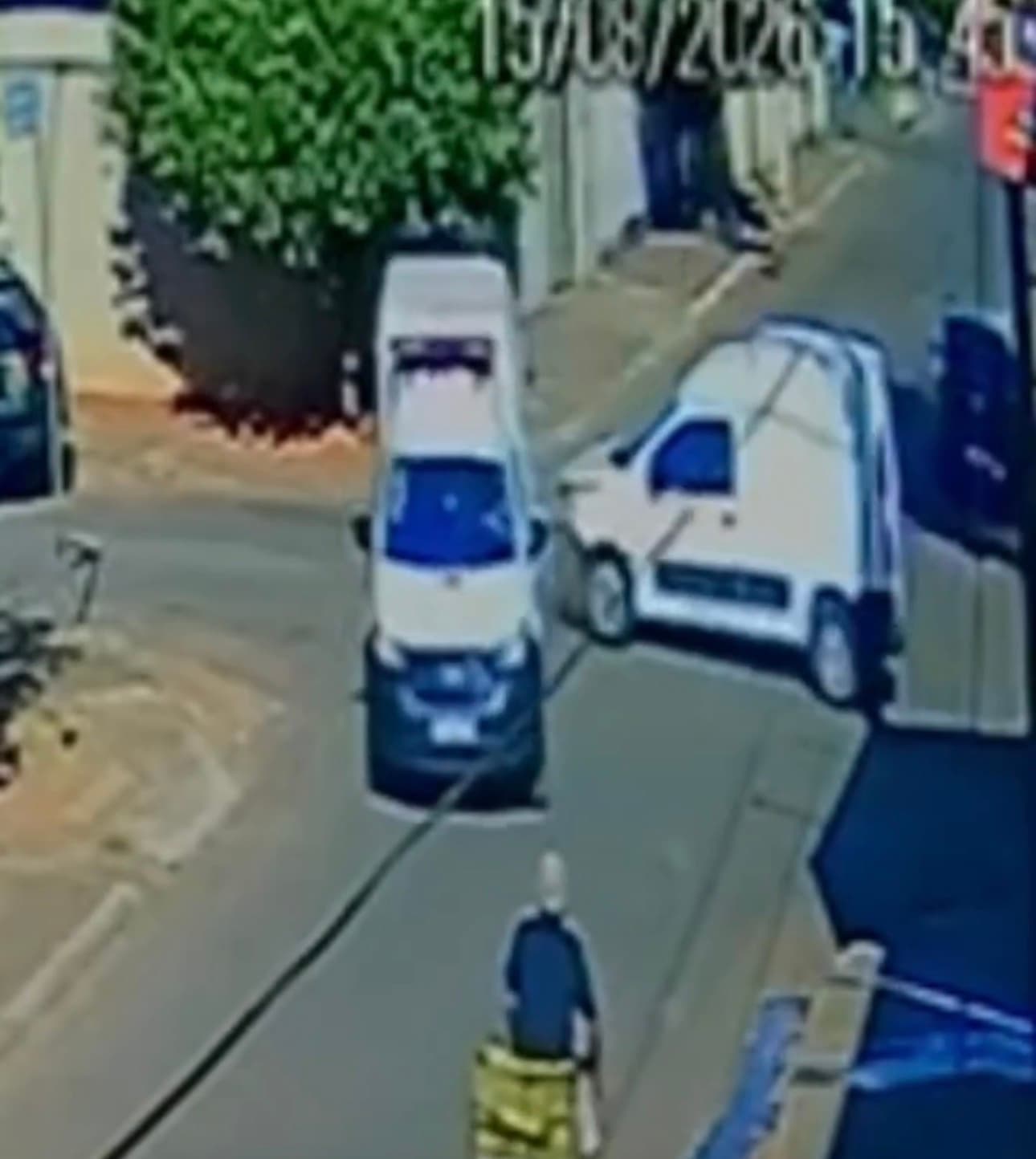 Fiorino entra em cruzamento, acerta ambulância e deixa ciclista ferido