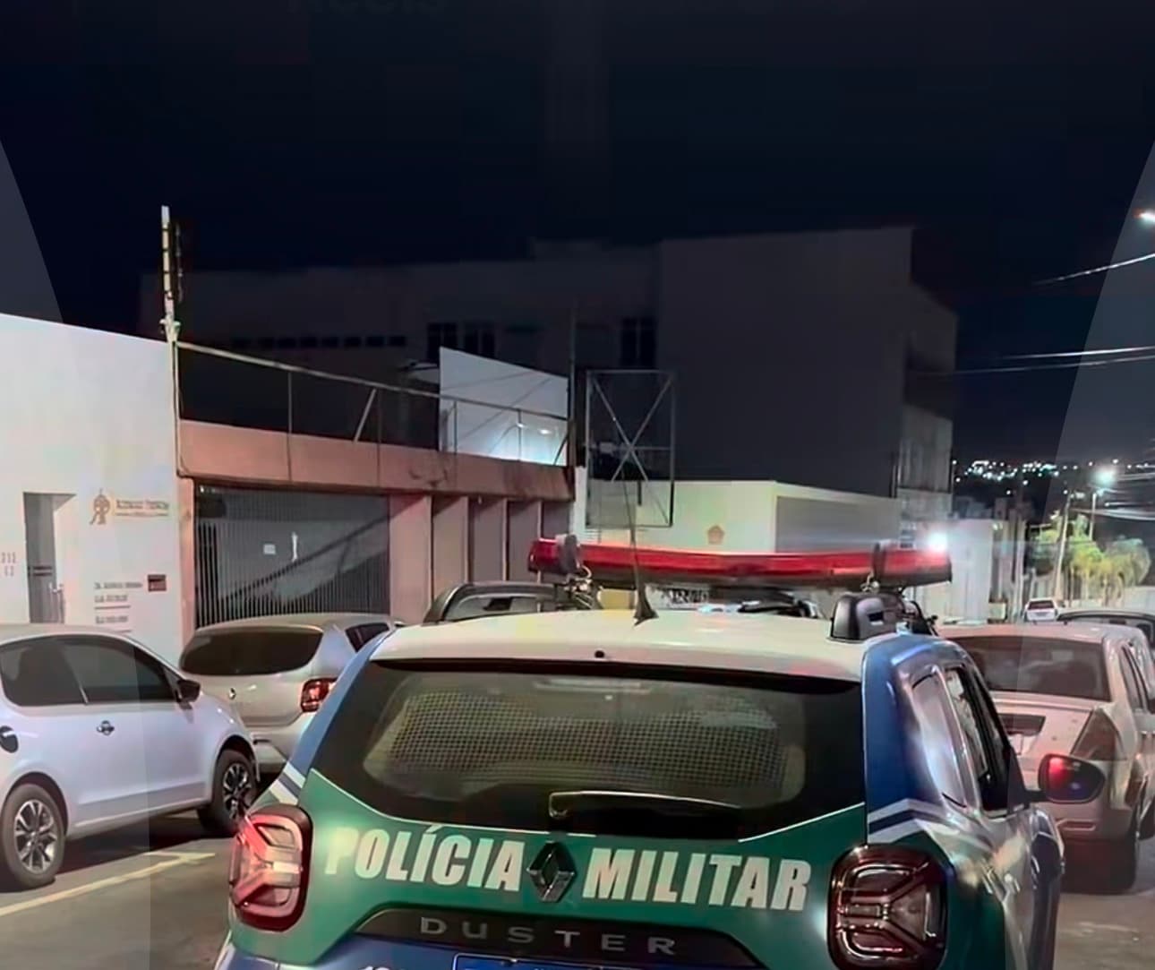 Agressor ignora medida protetiva, passa carro por cima de ex duas vezes e tenta fugir para o matagal