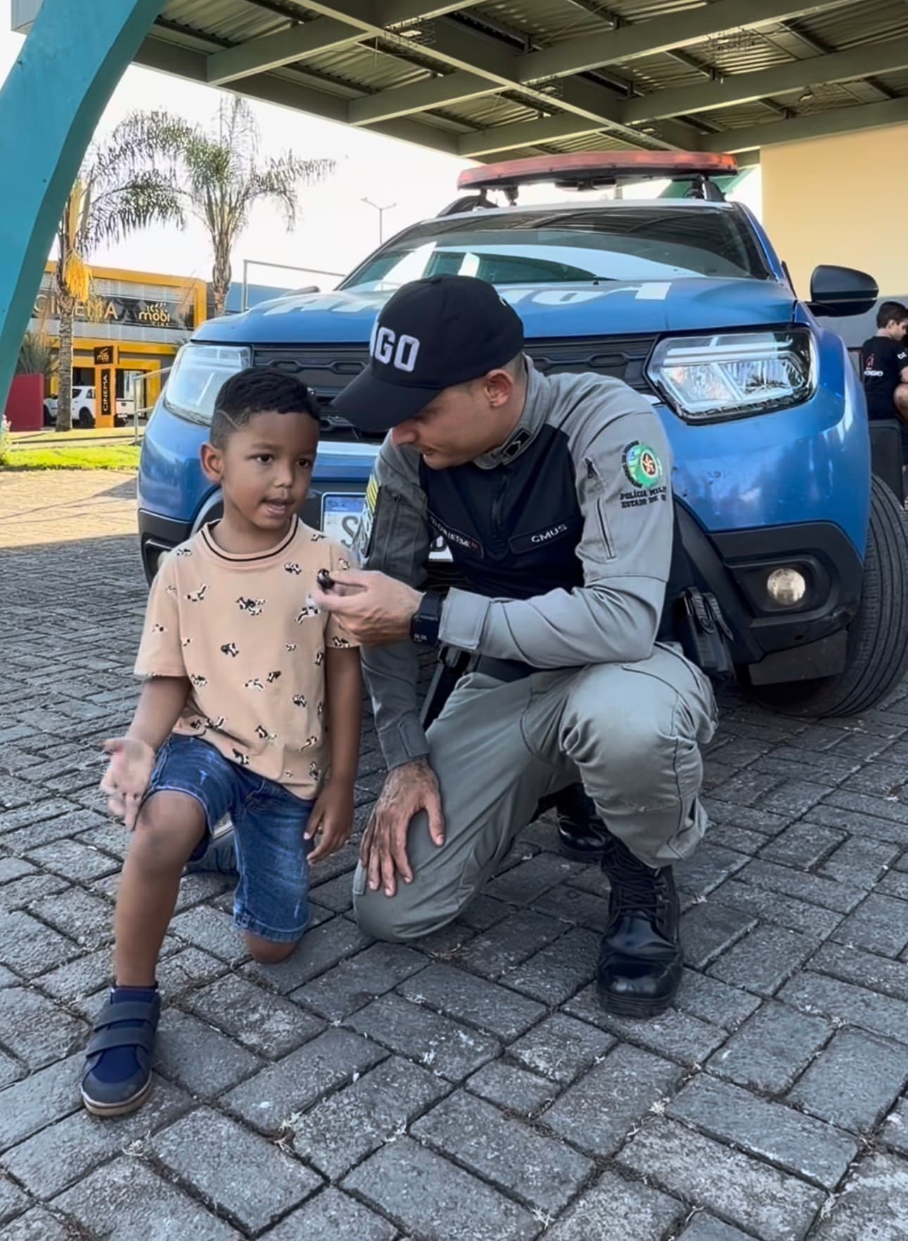 Criança aborda PM para denunciar agressão de tio e desfecho da ‘ocorrência' viraliza na rede