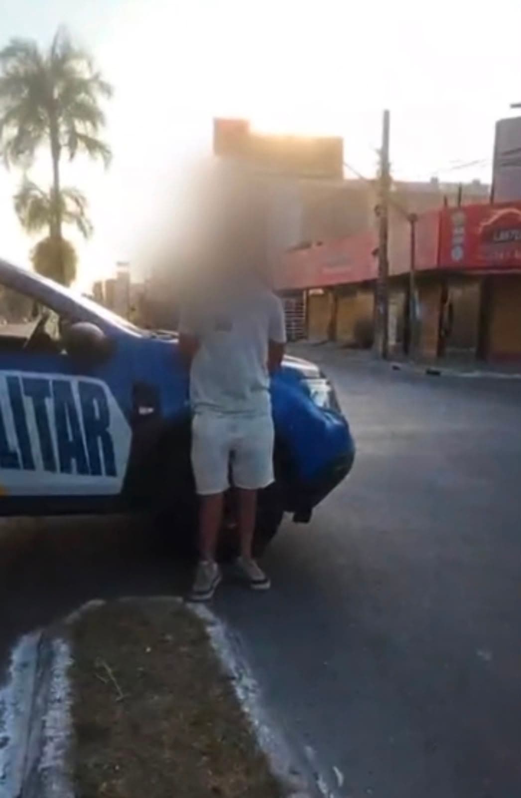 Adolescente bêbado pega carro escondido para 'esfriar a cabeça', fura sinal e atropela casal em Goiânia