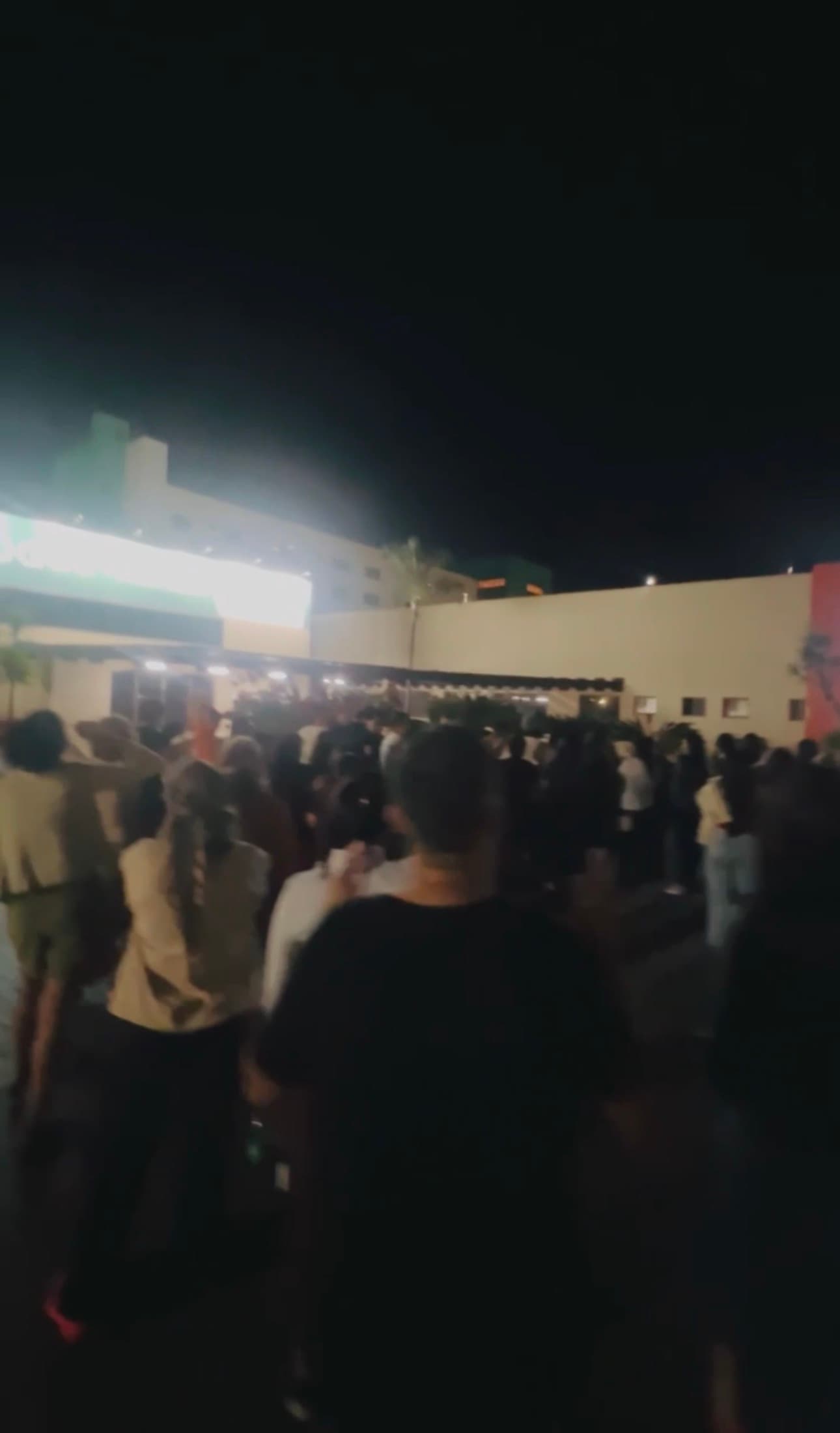 Família e amigos fazem vigília na porta do Hugol por casal atropelado por adolescente bêbado
