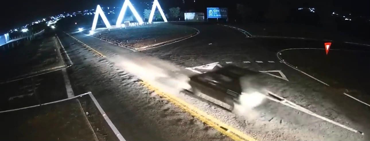 Motorista bêbado causa capotamento violento, foge a pé e é solto pela Justiça
