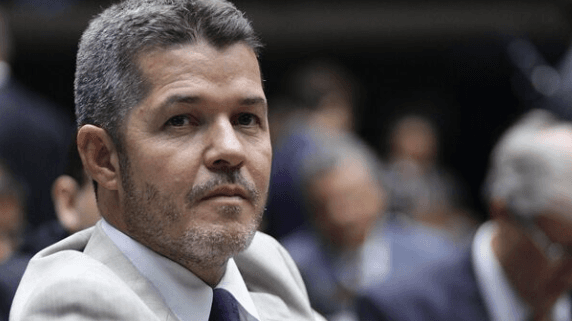 Delegado Waldir usa colete a prova de bala e denuncia ameaça de morte no primeiro dia de campanha