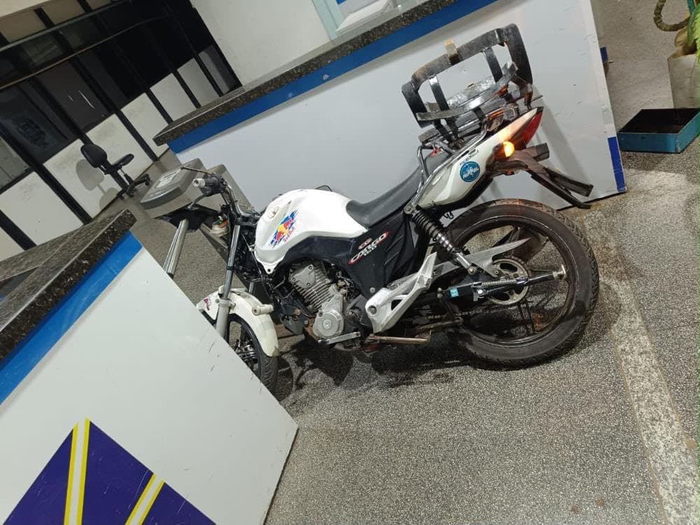 Policial dispara cinco vezes após homem invadir prédio público de moto