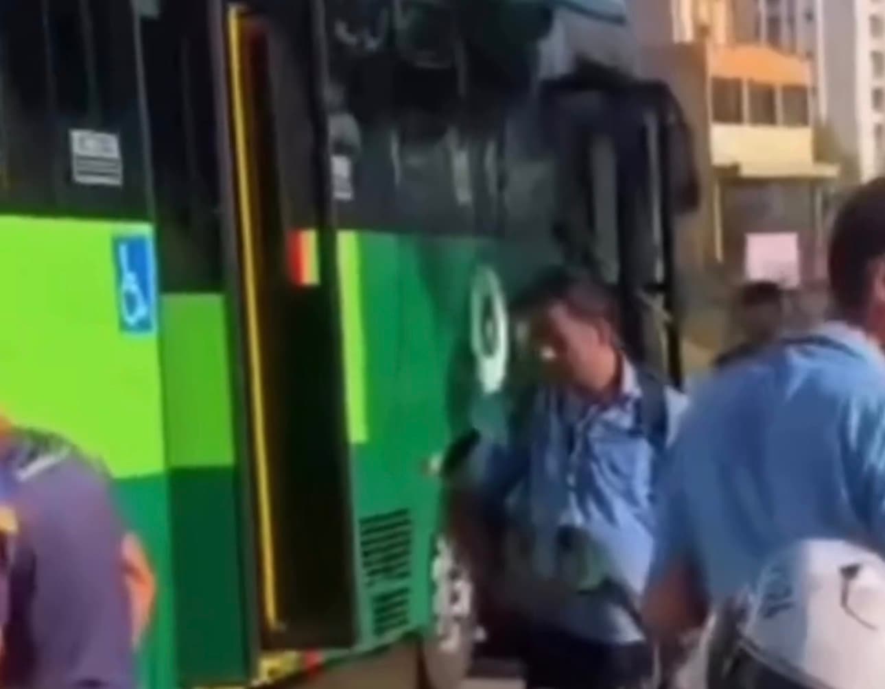 Batida violenta em frente ao Terminal Isidória deixa motociclista com a perna esmagada