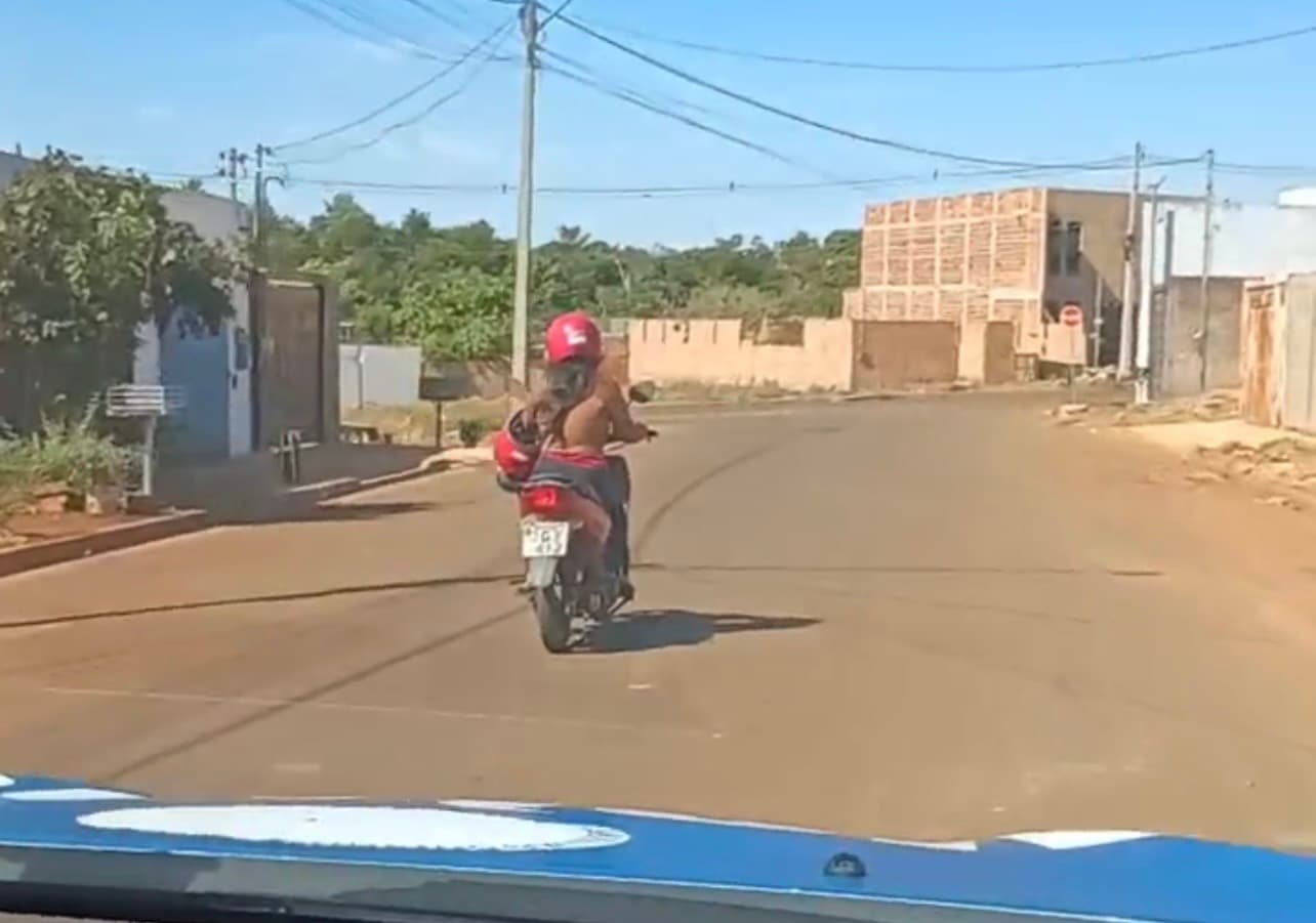 Mulher invade casa do ex duas vezes no mesmo dia, quebra móveis e tenta fugir da PM de biz