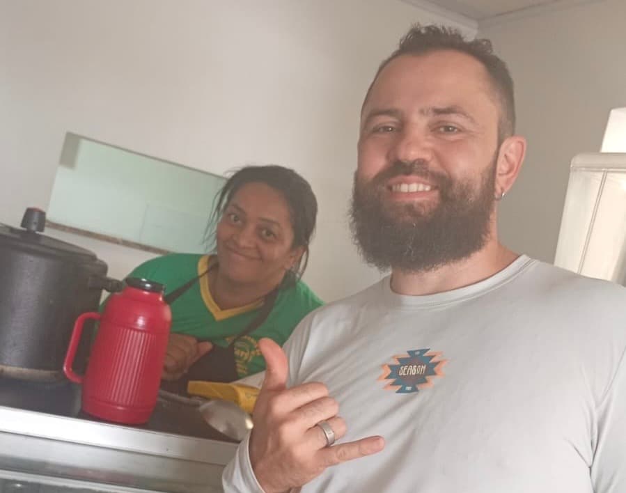 Cantor Mateus esbanja simplicidade em restaurante de Goiânia