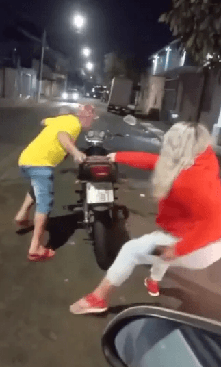 Motociclista bêbado bate em carro no Setor Campinas e motorista tenta impedir fuga