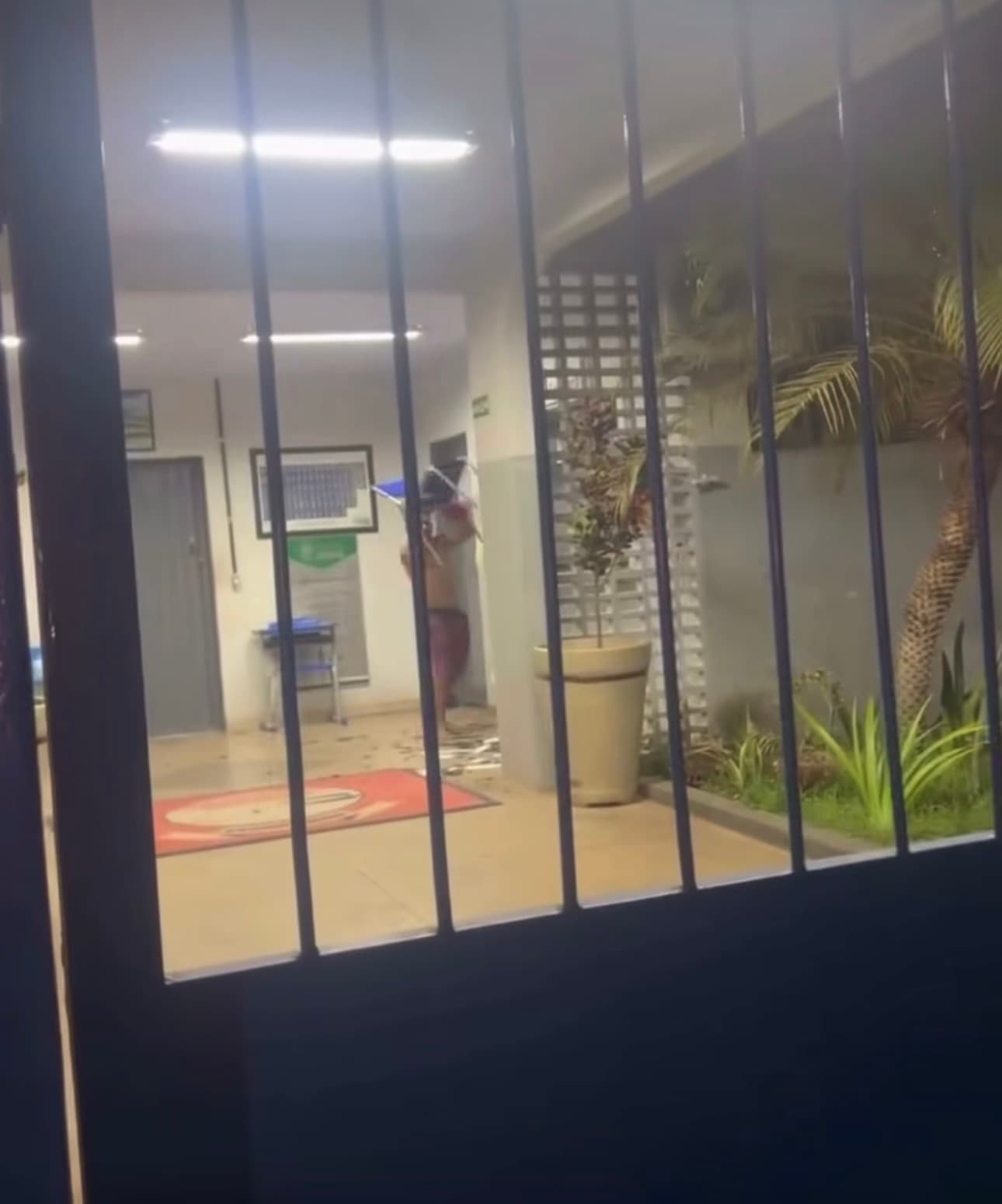 Homem invade escola, quebra tudo e causa pavor em Porangatu