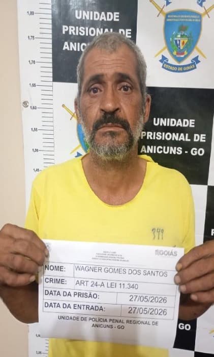 Homem mata companheira no quarto de casa e é preso bebendo em distribuidora