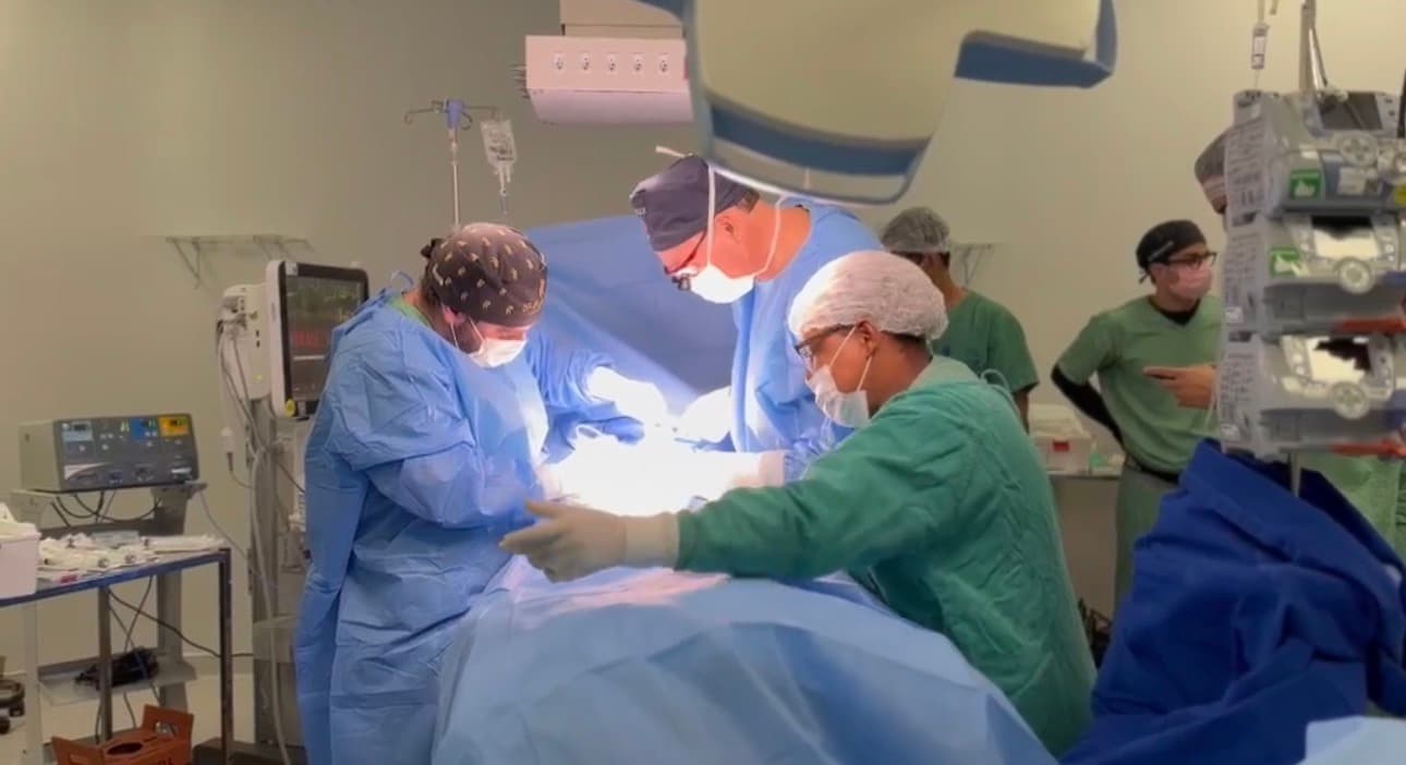 Gêmeas siamesas de SP passam por cirurgia preparatória para separação no Hecad