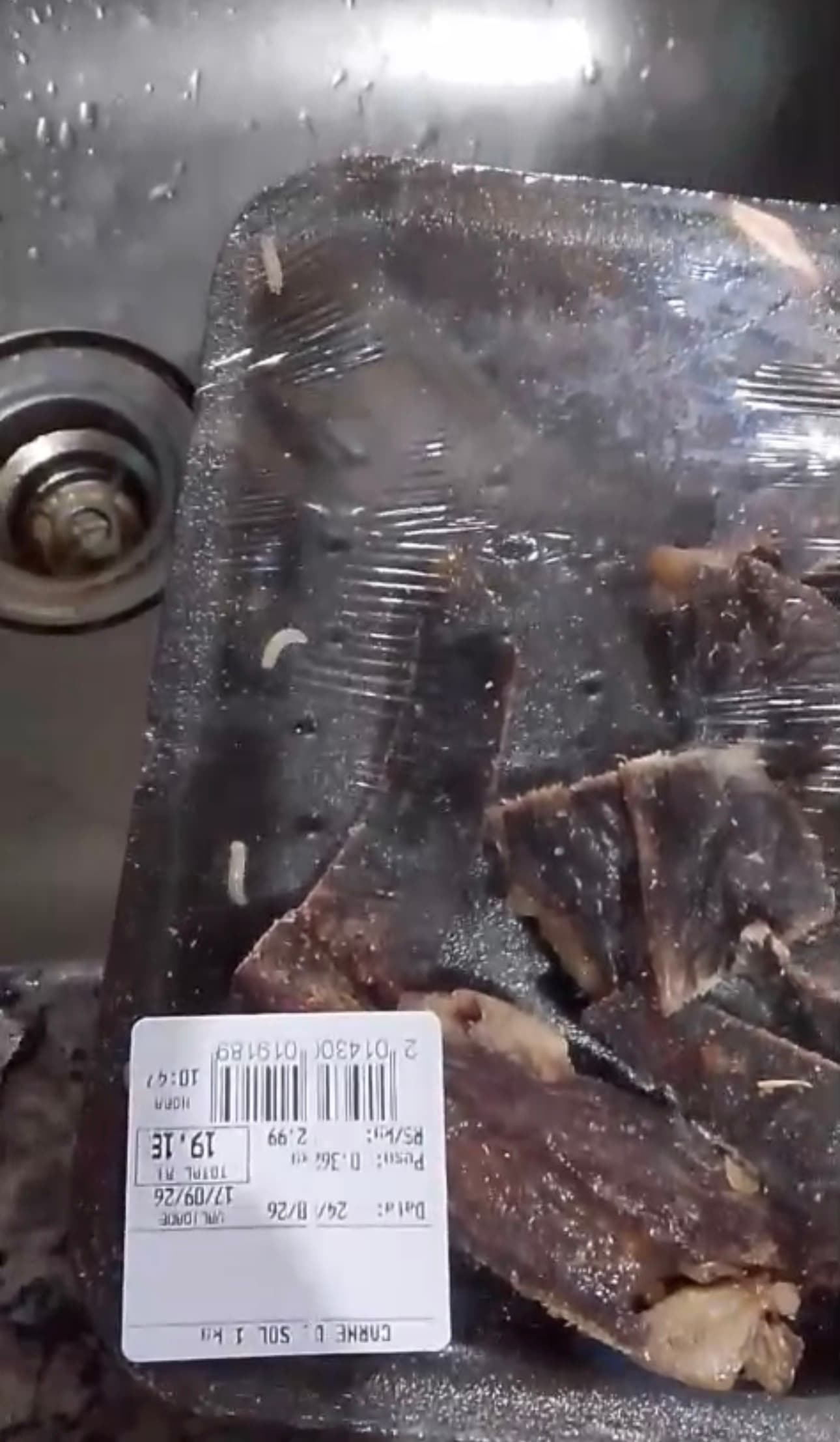 Cliente encontra larvas em bandeja de carne comprada em supermercado de Aparecida de Goiânia