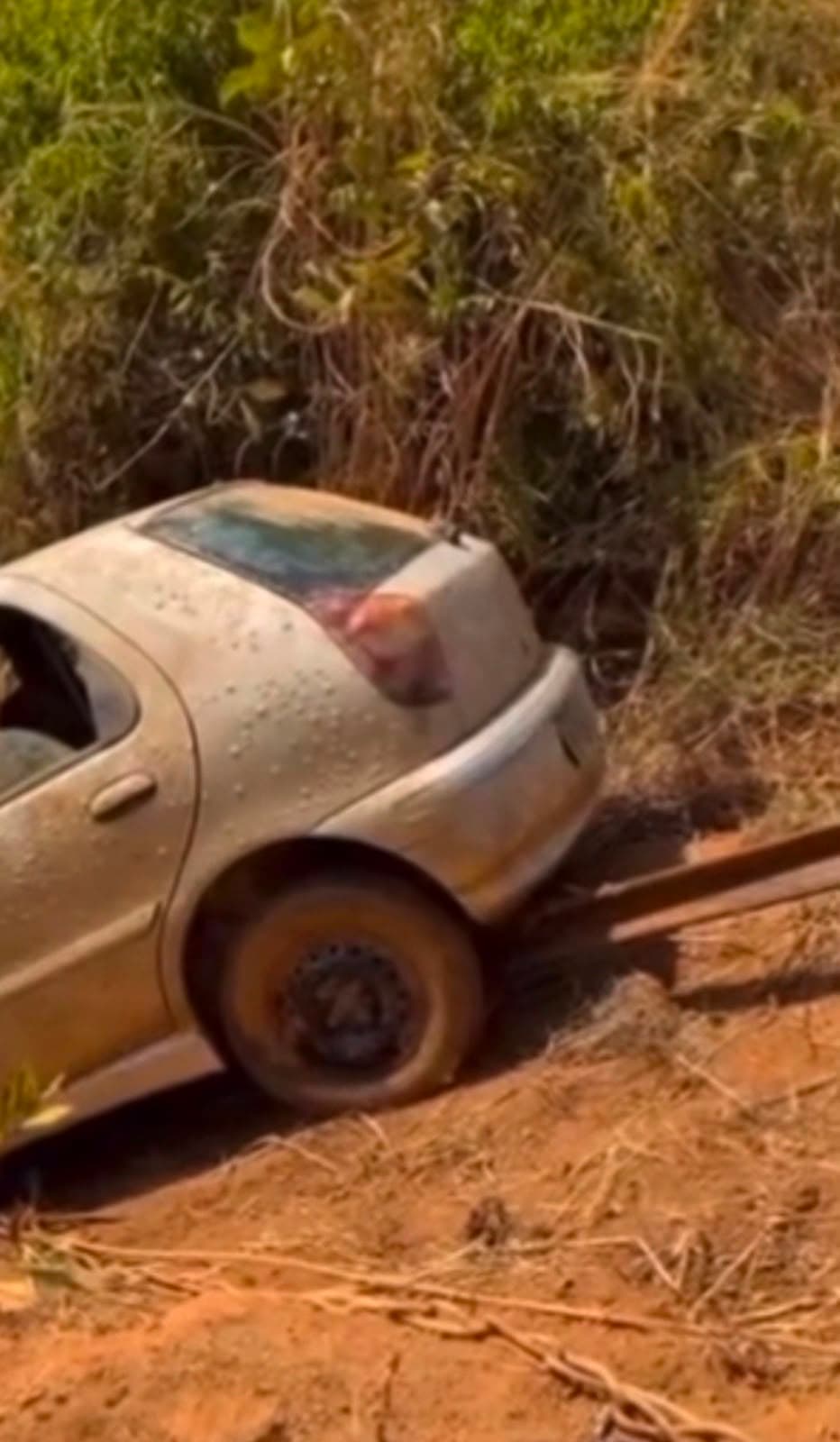 Idoso reencontra carro três anos após assalto e recupera caixa de ferramentas intacta