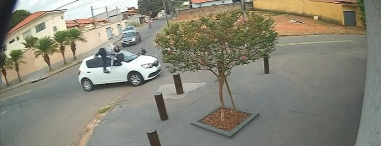 Carro atinge moto em cruzamento e lança vítima pelo ar em Goiânia