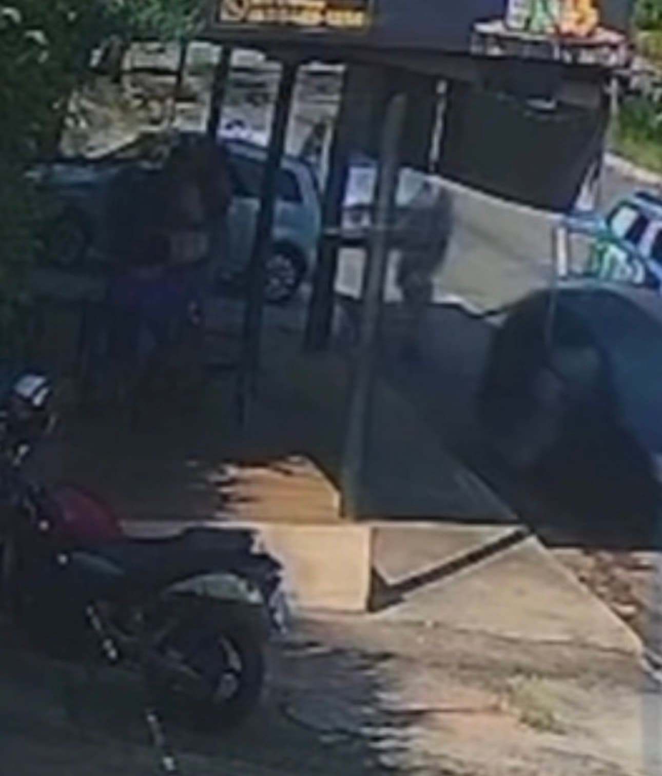 Motorista tenta fugir de abordagem e arrasta policial pendurado na janela de carro em Goiânia