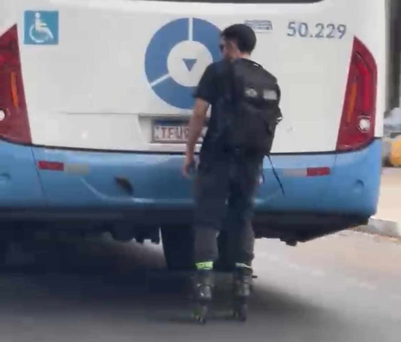 Jovem se arrisca ao pegar "rabeirão" em ônibus em Goiânia