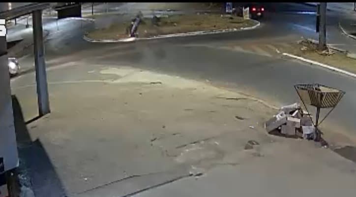 Motociclista é arremessado após bater em rotatória; estado dele é grave