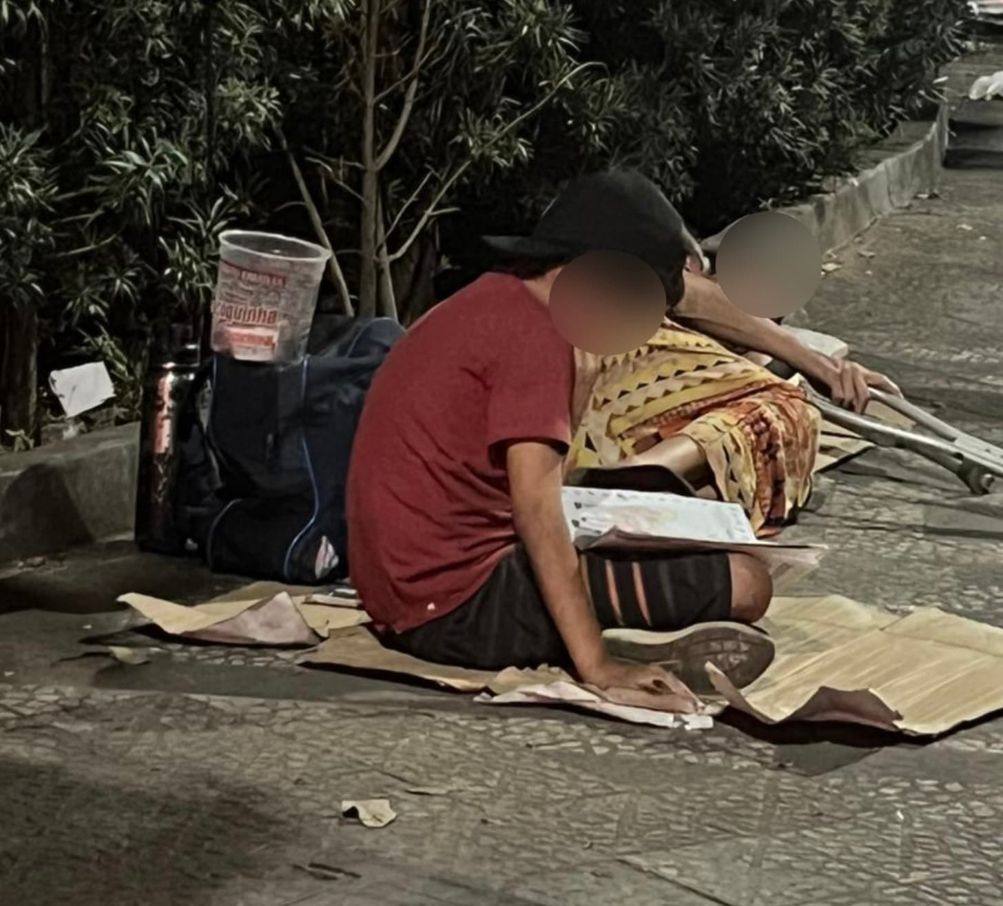 Criança em situação de vulnerabilidade lendo livro na calçada de bairro nobre emociona e expõe contraste social em Goiânia
