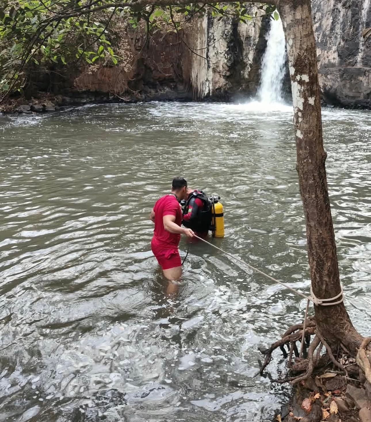 Jovem de 21 anos desaparece em água e é encontrado morto em cachoeira de Rio Verde