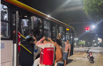 Ônibus superlotado vira palco de confusão após jogo do Vila Nova na Avenida Universitária