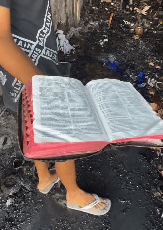 Incêndio destrói loja de embalagens em Goiânia, mas Bíblia fica intacta e emociona comerciante