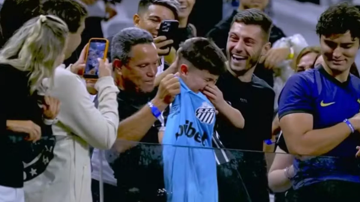 Neymar presenteia criança corintiana com camisa após vitória do Santos e família precisa de escolta da PM