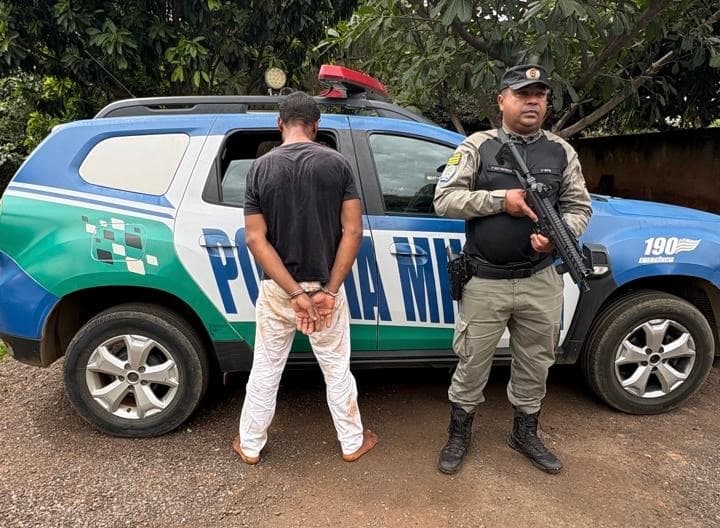 Homem é preso em flagrante após ameaçar ex-mulher e filho e queimar roupas da vítima