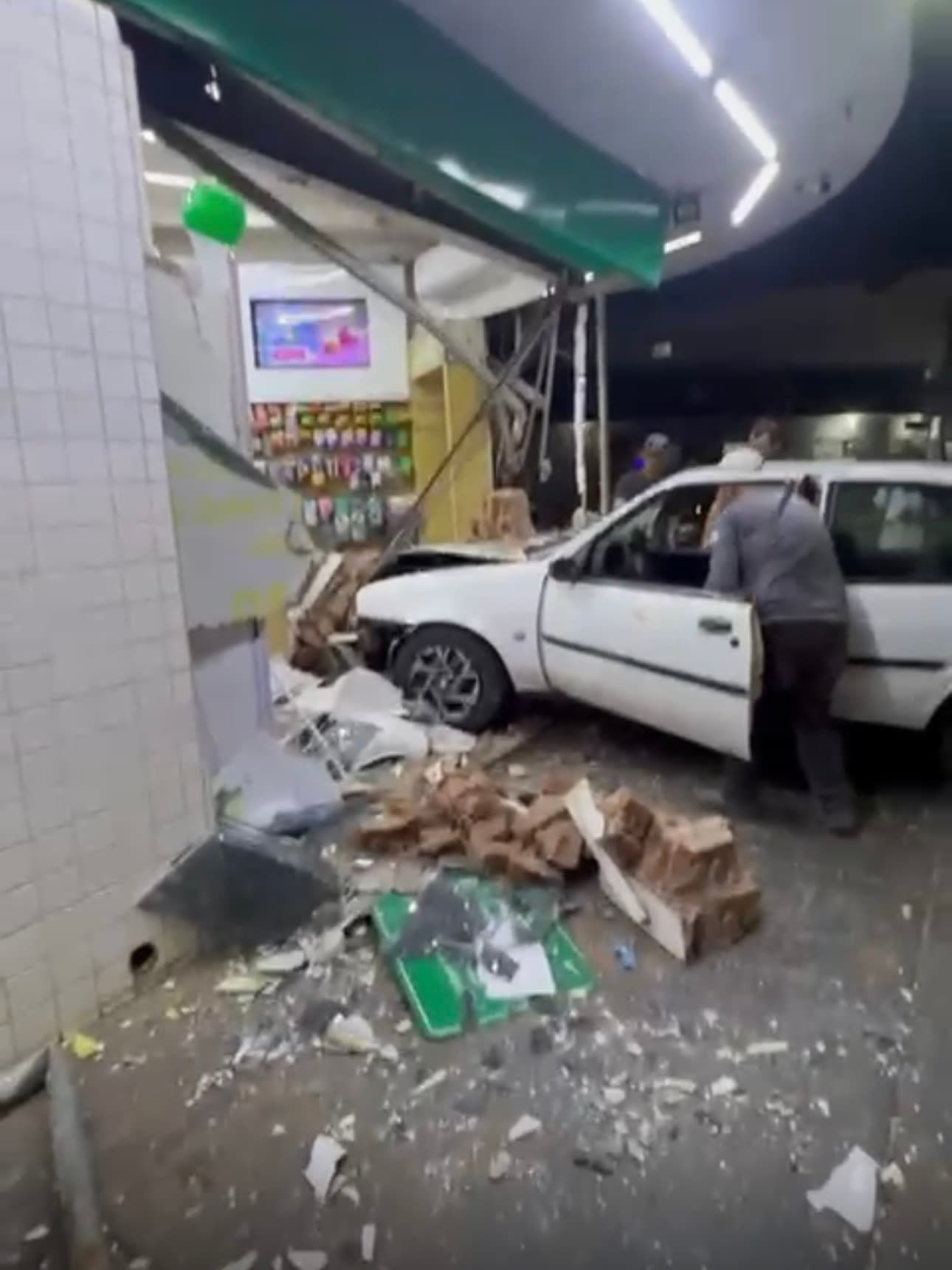 Carro desgovernado invade farmácia e quase mata atendente em Anápolis