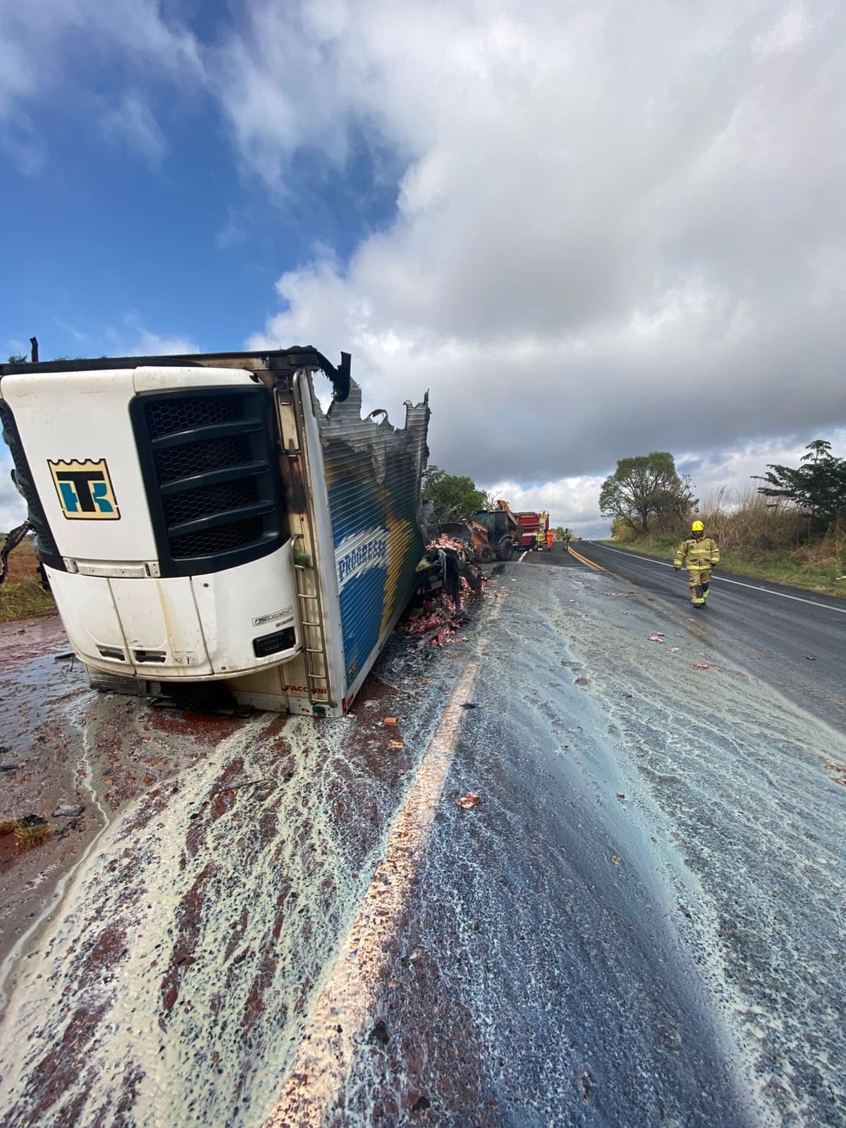 Carreta carregada com leite condensado pega fogo e deixa pista escorregadia em Caldas Novas