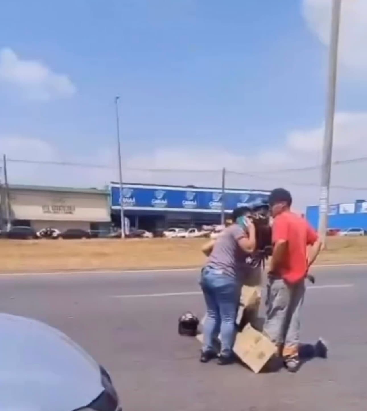 Motorista com suspeita de embriaguez atropela motociclista e bate de frente com carro em Aparecida