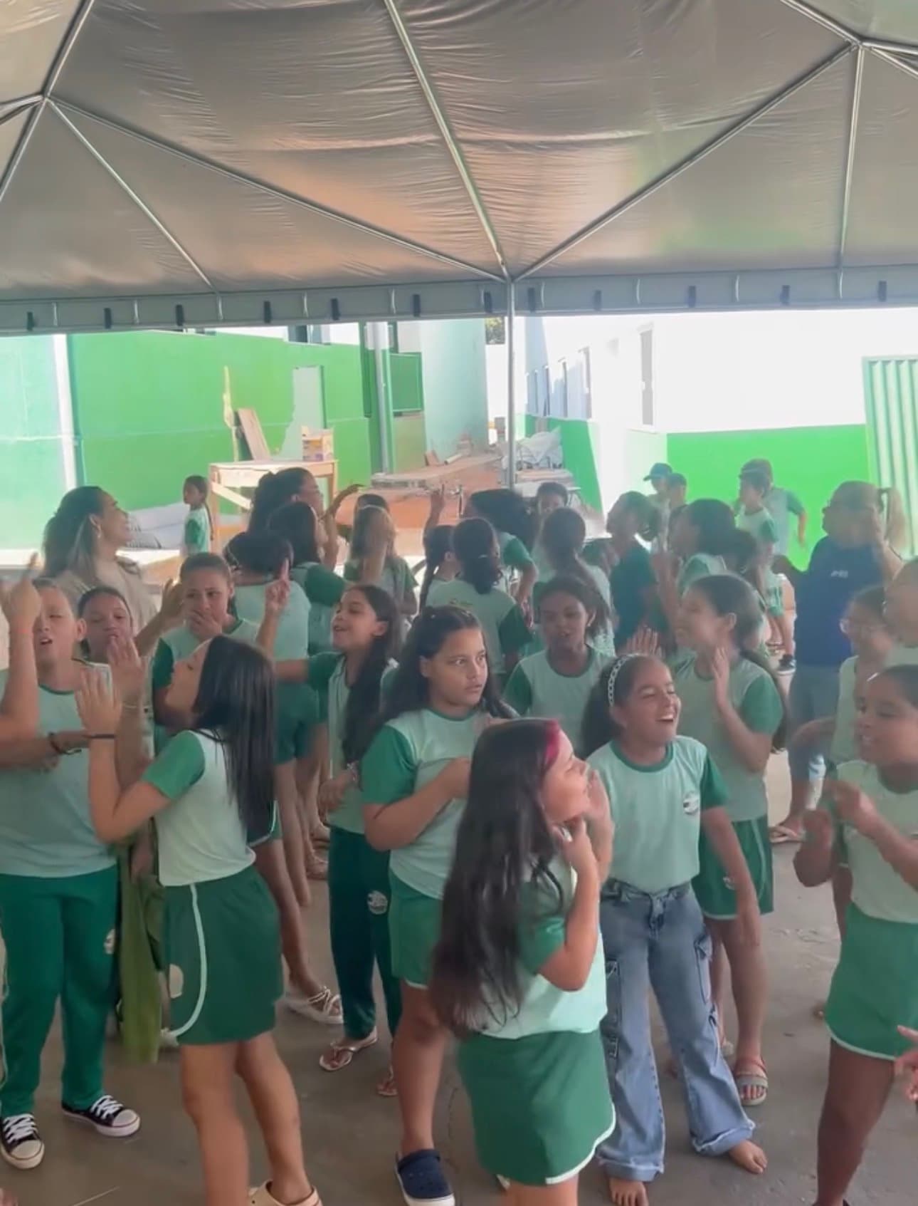 Crianças soltam o gogó em escola e cantam clássico de Zezé Di Camargo e Luciano