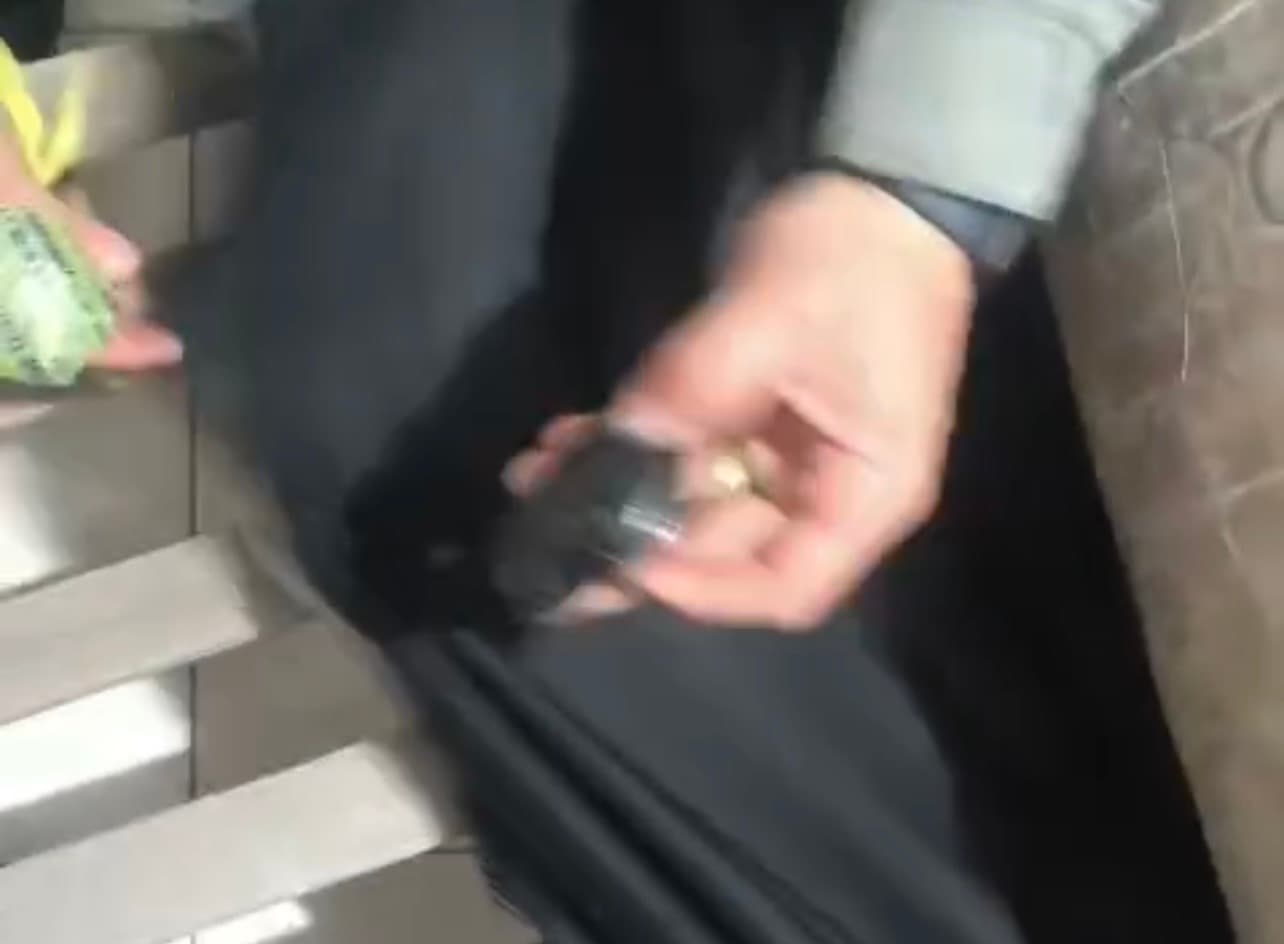 Polícia flagra venda de drogas e jovem é preso com maconha escondida em colchão